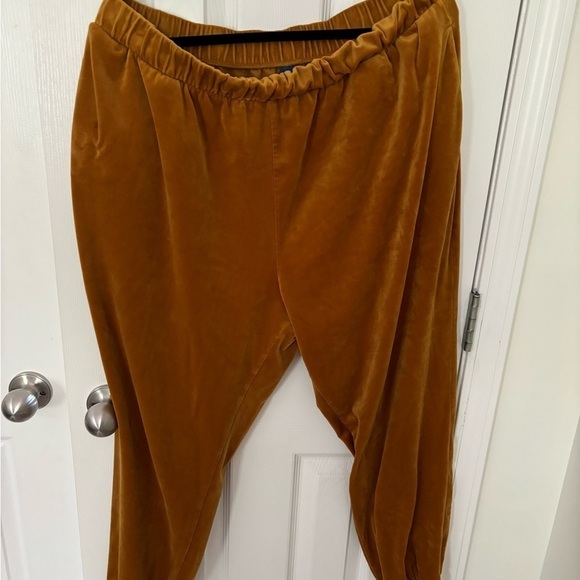 SOLD 2 piece Old Navy velour crop sweater jogger mustard set pockets XL XXL - Picture 4 of 9